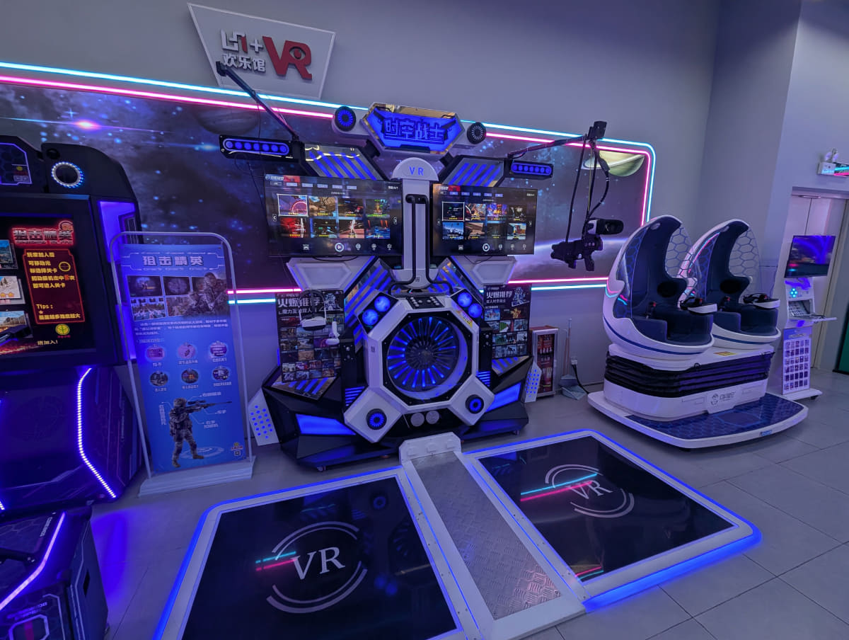 ショッピングセンター内にあった中国版ゲーセン。VRゴーグルを使ったシューティングゲームが人気のよう