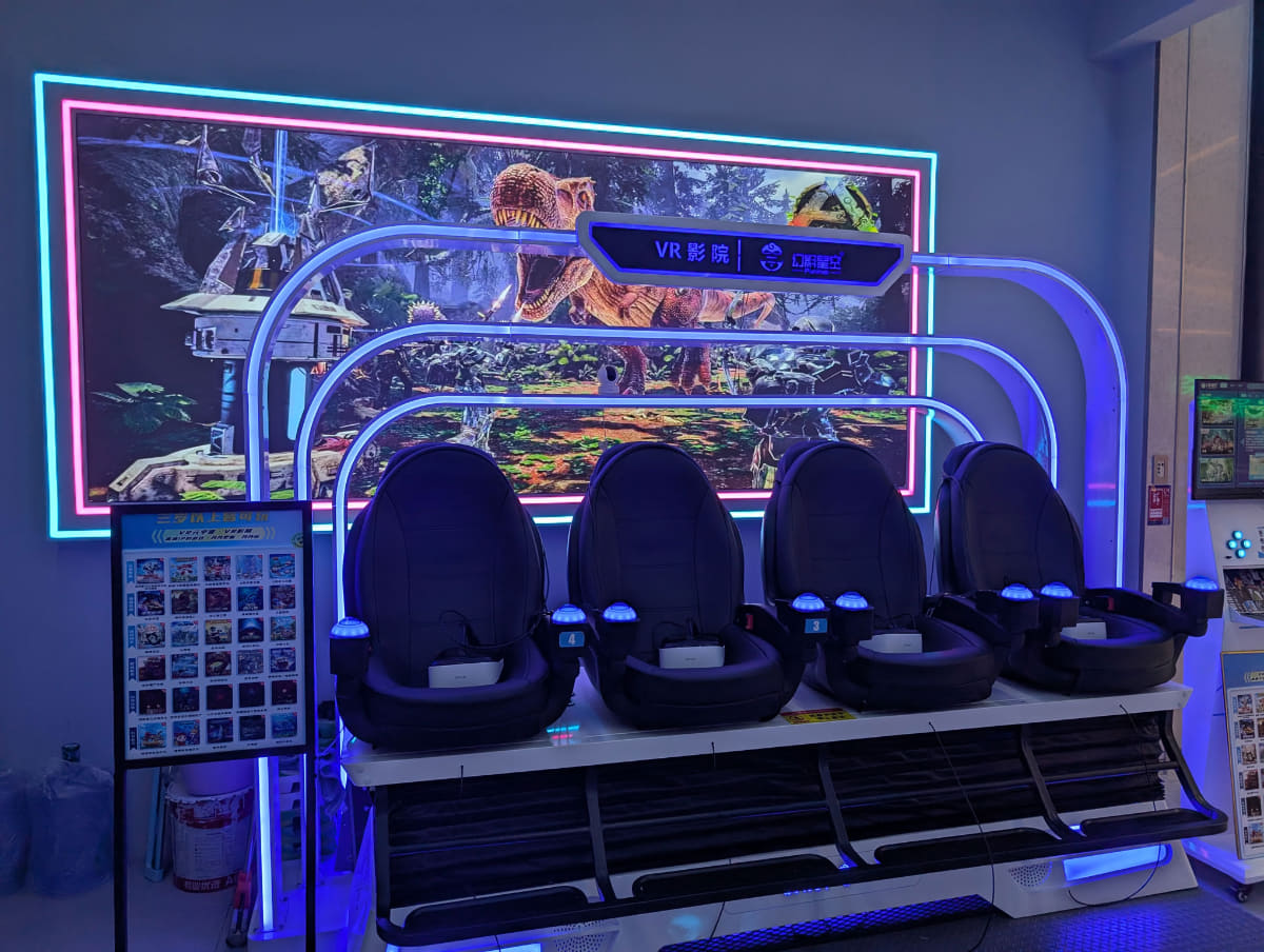 振動する座席に座り、VRゴーグルを着用して映画を楽しむこともできるようだ