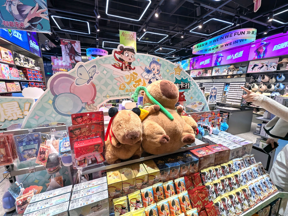 キャラクターショップの入り口には、中国発の世界的大ヒットアニメ「ナタ 魔童の大暴れ」のコーナーが