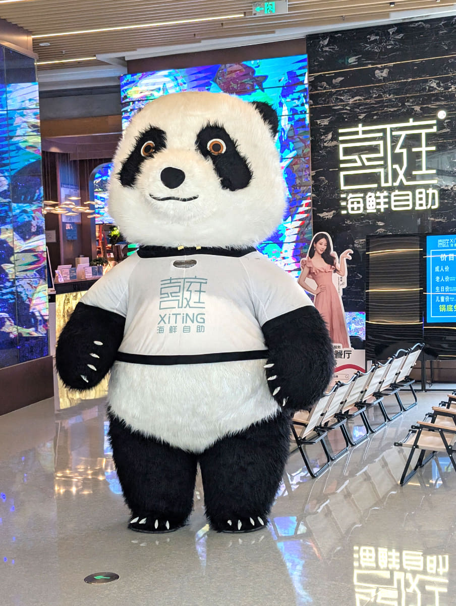 巨大なパンダの着ぐるみ。本場でもパンダは人気のよう