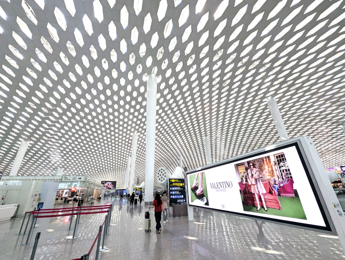 深圳宝安国際空港。ハチの巣を思わせる、天井の六角形デザインが印象的