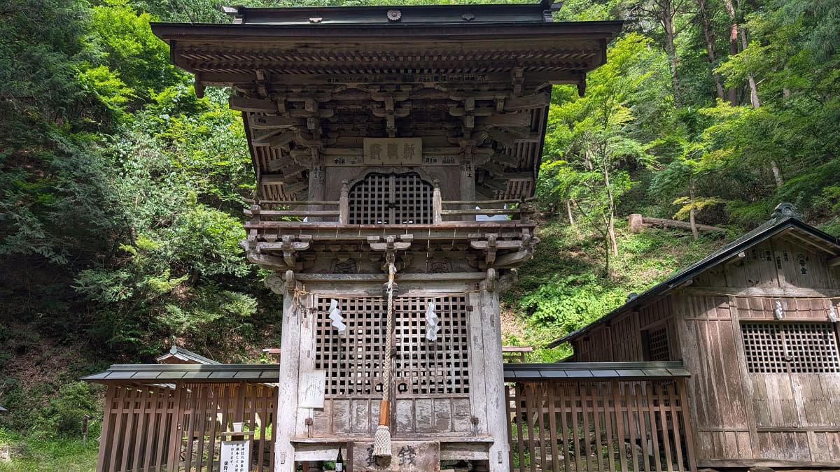 市が指定している有形文化財であり、二階建ての拝殿が見事で、厳かだ