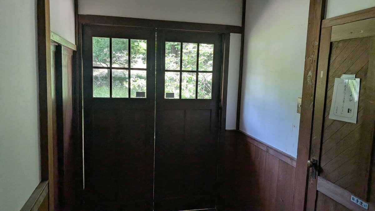 脱出する際の扉。この角にこん棒を置いていた