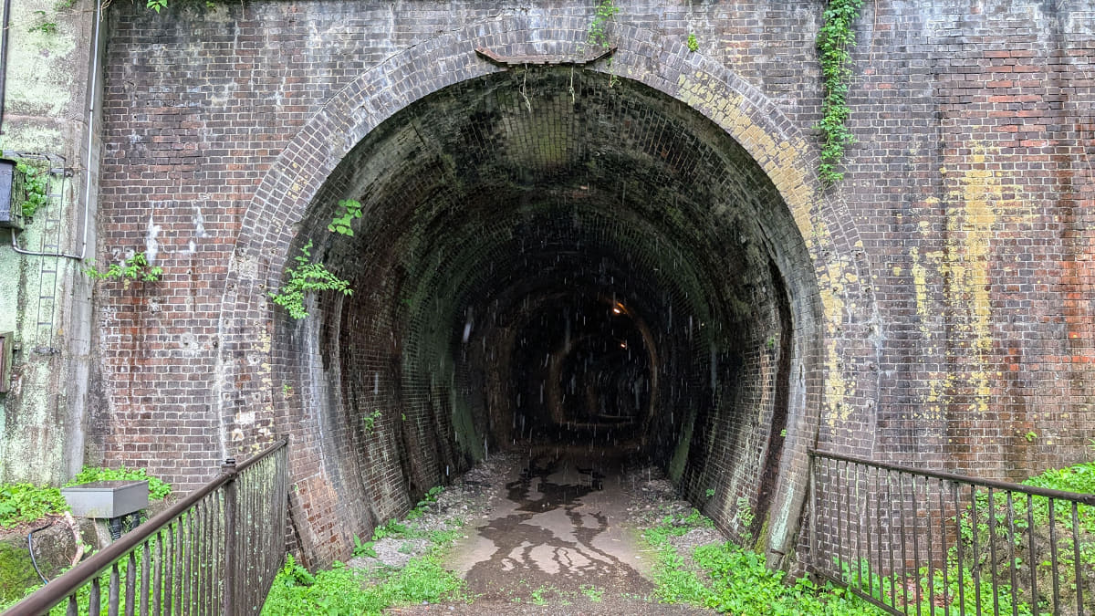 遊歩道を歩ける。トンネルが多い。誰もいない日だったので、ちょっと怖い