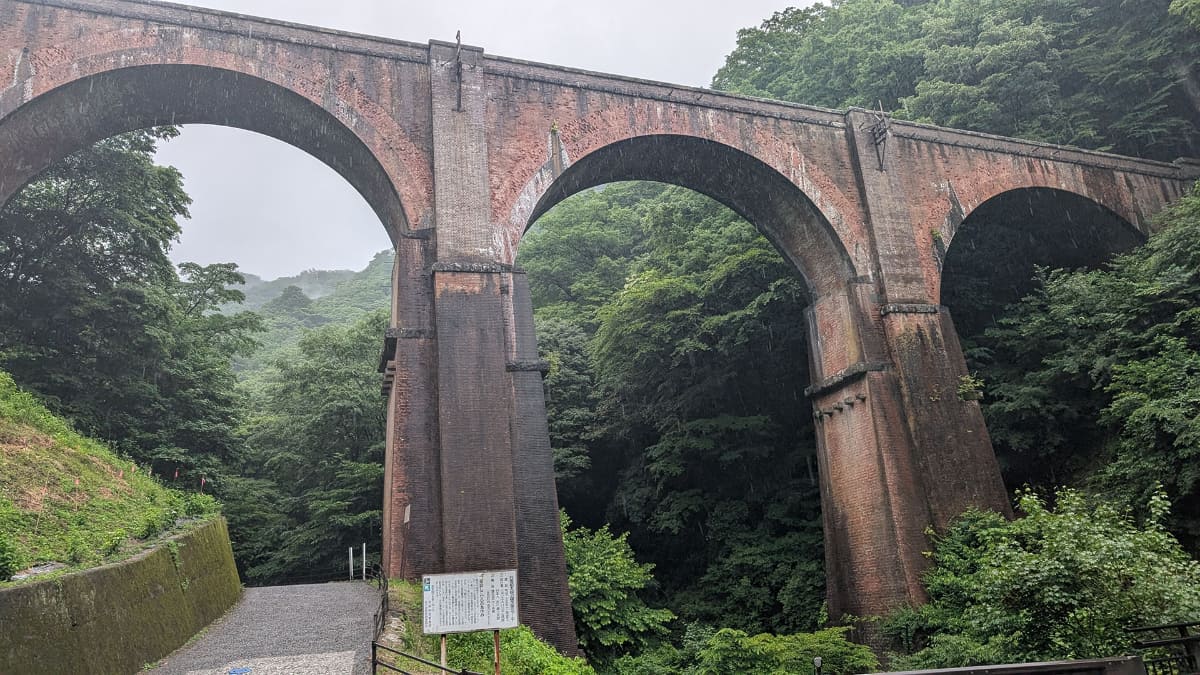 アプトの道を旧熊ノ平駅から1.2km歩くと到着するめがね橋。ここは昨年テレビ朝日で放映されたドラマ「Believe」の聖地。木村拓哉と天海祐希がここにいたことを思い出した。ドラマを見ていたのでこちらの聖地巡礼もできてうれしい