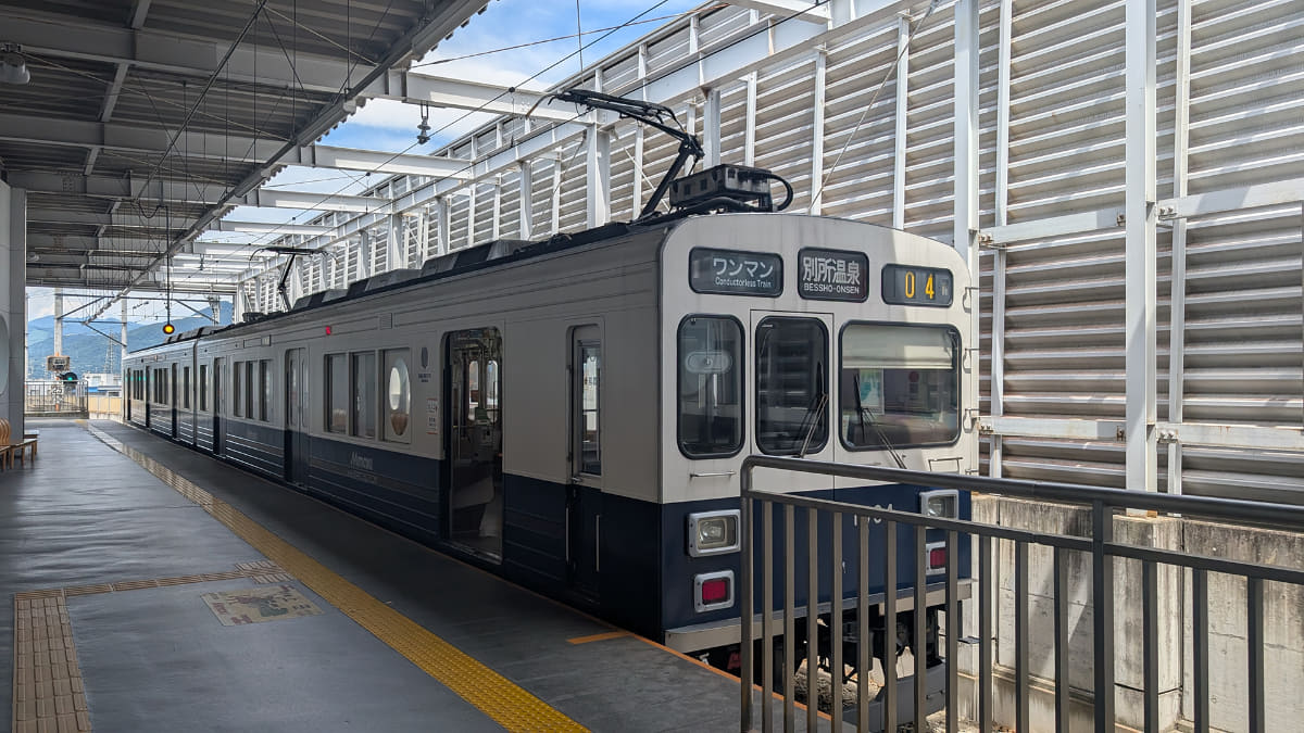 上田電鉄別所線の車両。映画のまんま!