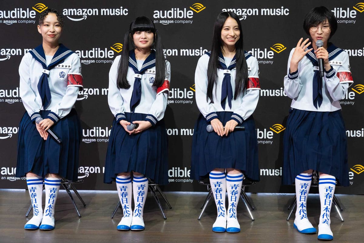 新しい学校のリーダーズのメンバー。左からRIN、MIZYU、KANON、SUZUKA