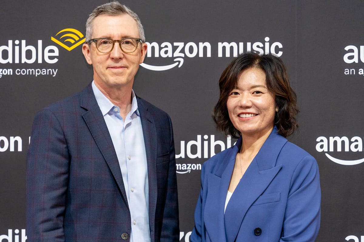 Audibleのボブ・キャリガンCEO(左)とAudible ジャパン カントリーマネージャーの逢阪志麻氏(右)