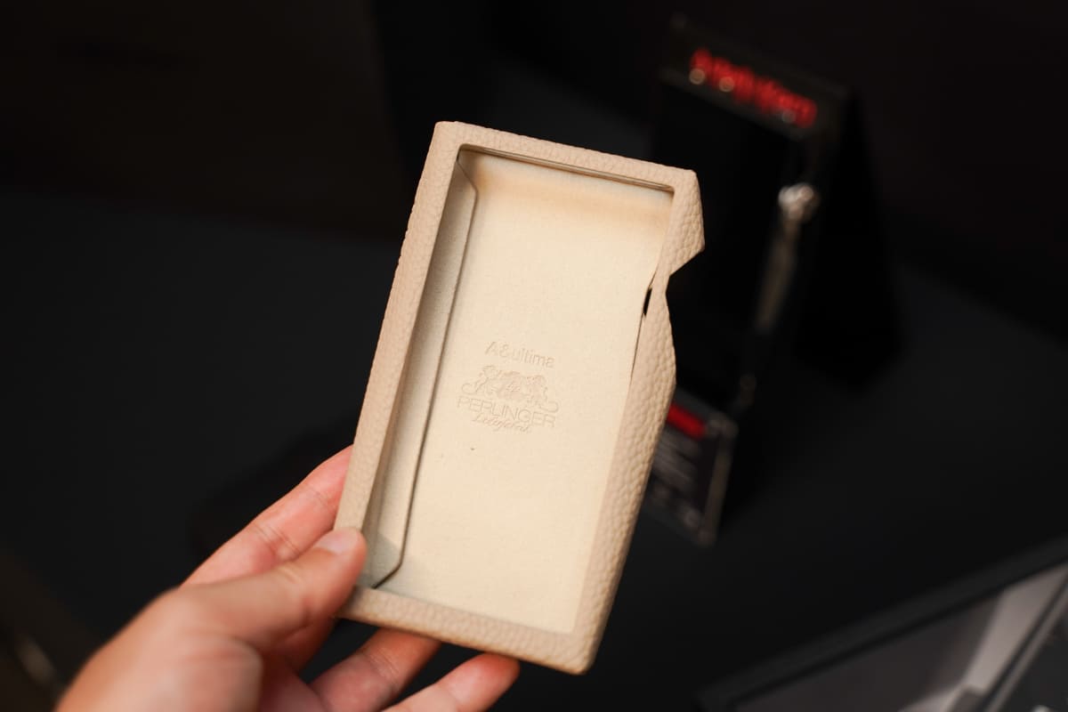 SP4000のケースが付属