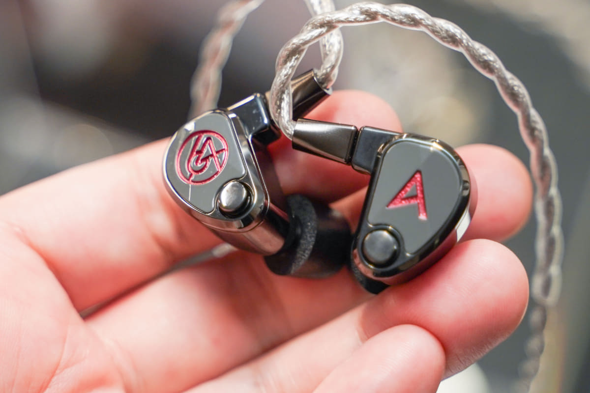 プレミアムIEM「XIO」