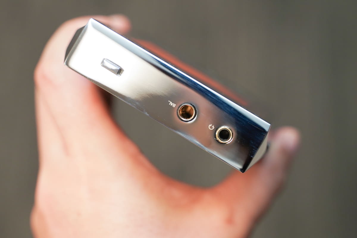 上部。2.5mm/4極バランス出力は削除された。代わりにロックボタンが追加