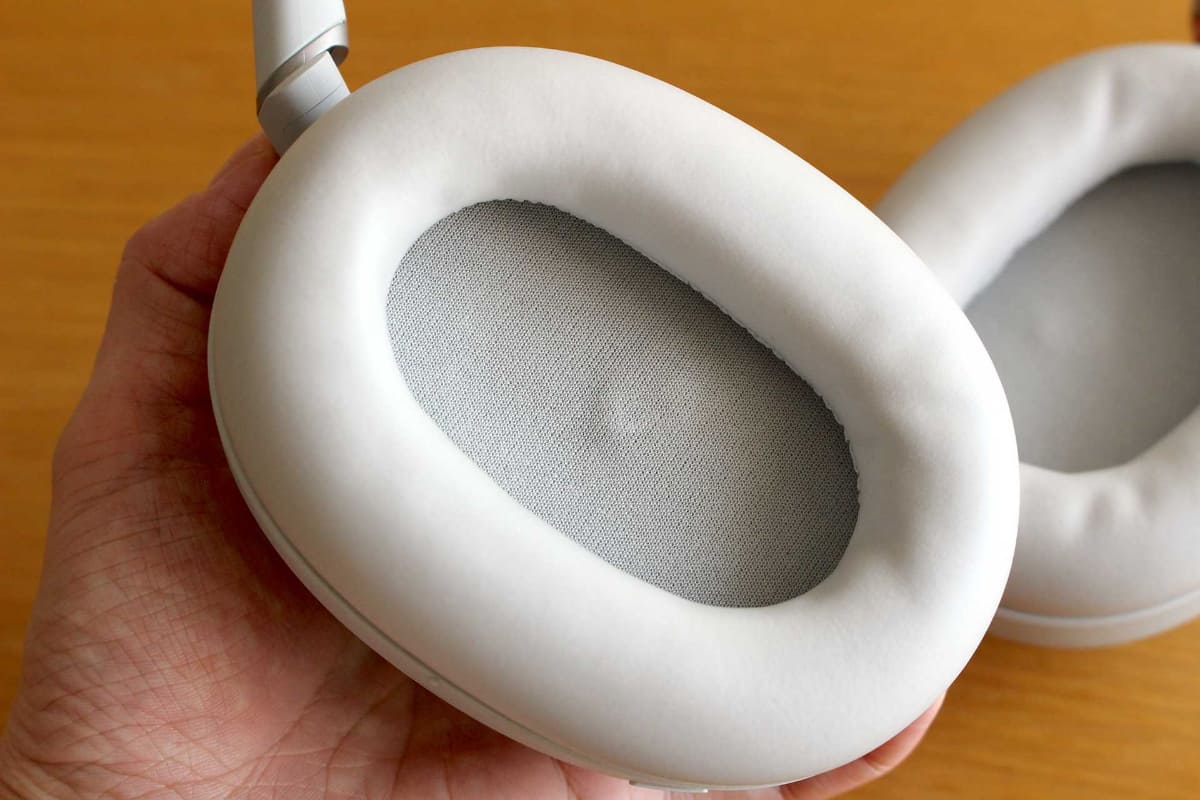 左ハウジングの側面に、丸い電源/Bluetoothボタンと、細長いノイズキャンセリングボタンを装備。ボタンの形状が違うので、装着しながら切り替えもしやすい