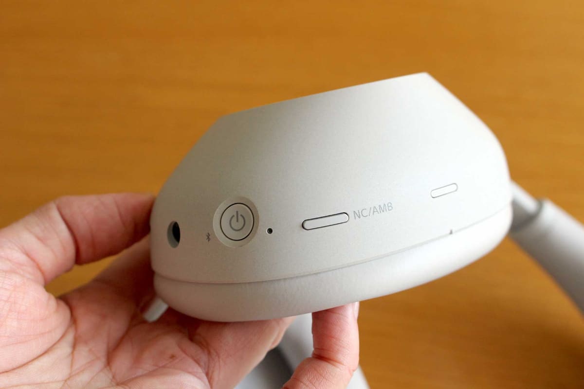 左ハウジングの側面に、丸い電源/Bluetoothボタンと、細長いノイズキャンセリングボタンを装備。ボタンの形状が違うので、装着しながら切り替えもしやすい