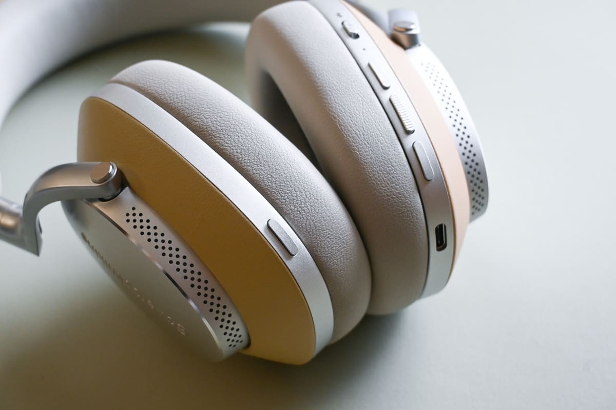 自然と押しやすい場所に配置されたボタン類。右側はいくつかあるけれど、何度か使ううちに覚えられ、意識せずともすっと操作できました