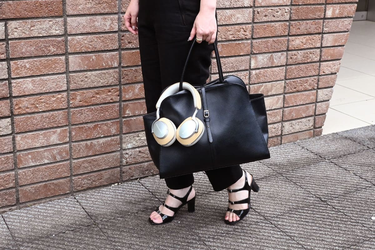 オールブラックでキレイめファッションの日に。ケースもあるんだけど、バッグに引っ掛けて見せたくなります