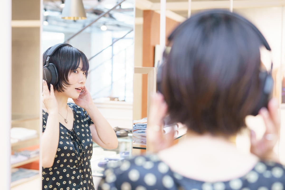 ヴァルカナイズ・ロンドンのBowers & Wilkins AOYAMAには、全身鏡があり、気になるモデルを着け比べて確かめられます