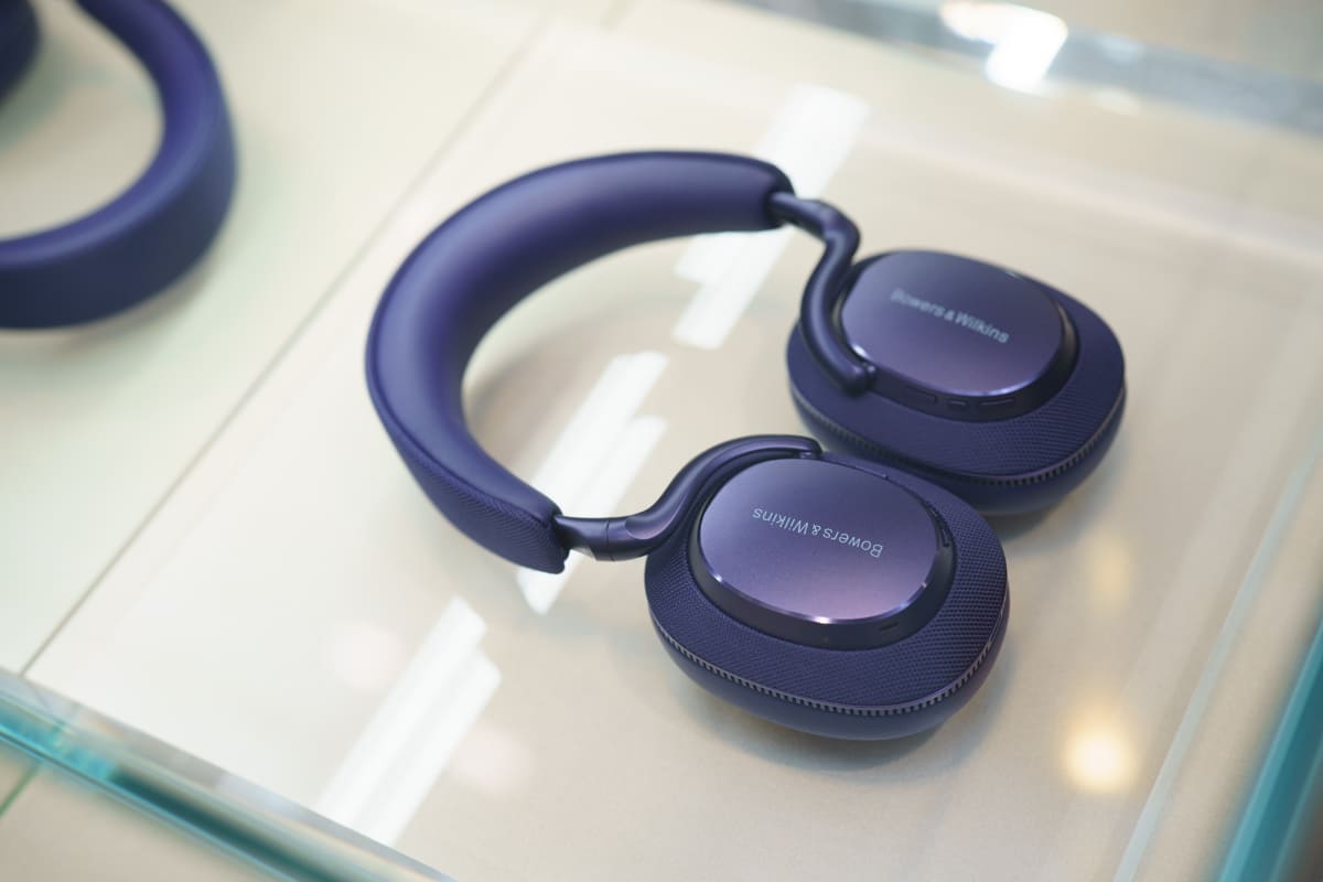 写真は「Px7 S3」のインディゴ・ブルー。肌を白く見せてくれそうな、紫みのある青が素敵でした