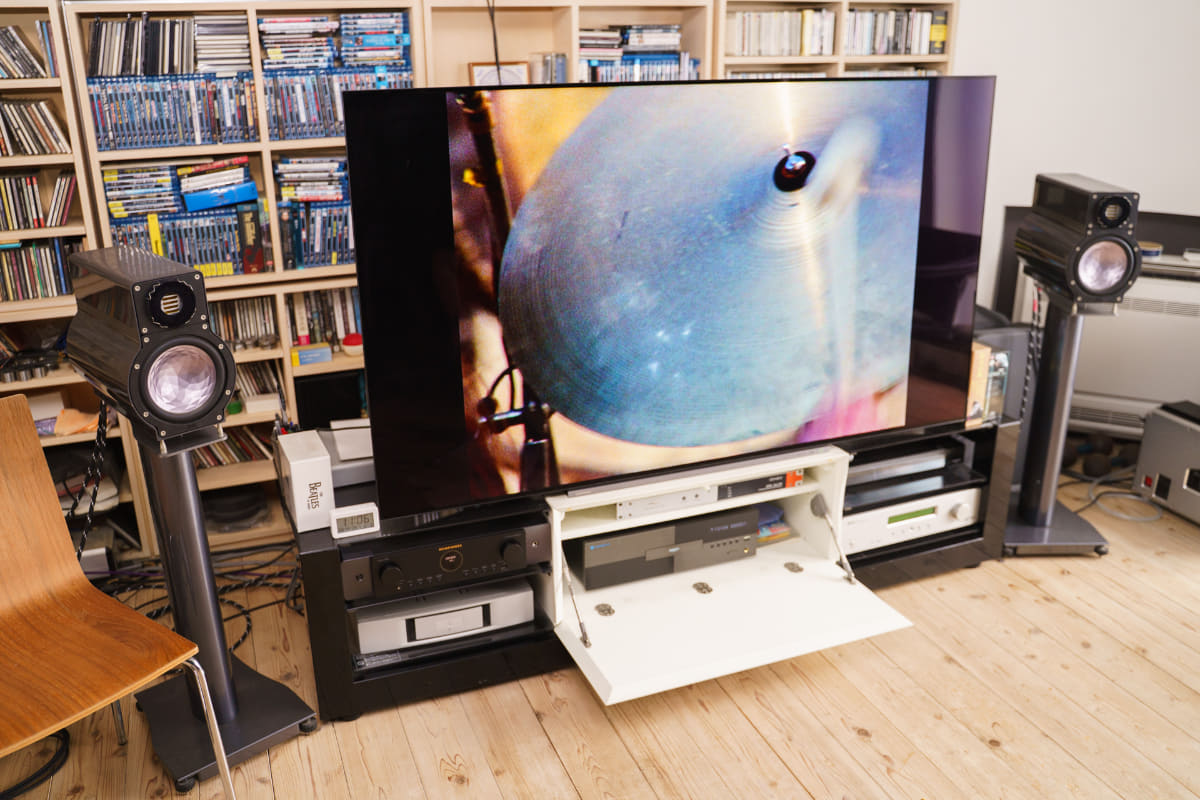 レグザの65型有機ELテレビ「65X930」とELAC「330CE」を組み合わせたサブシステム