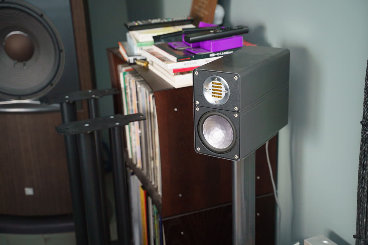サラウンド用のELAC「310CE」