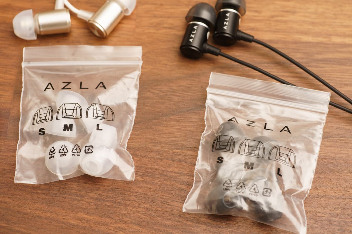 シャンパンゴールドモデルにはホワイト、ブラックにはブラックと、カラーにマッチしたイヤーピースが付属する