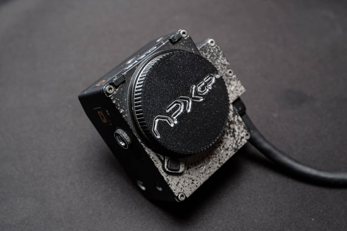 撮影後はこんな状態に。砂や石が超高速でぶつかるため、塗装が剥がれてしまっている