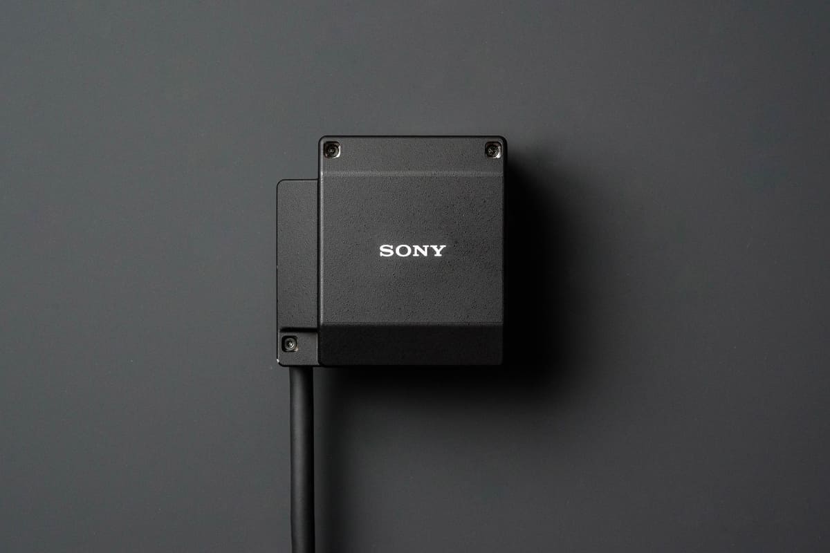 カメラ部の背面。奥行きが短いのも特徴だ