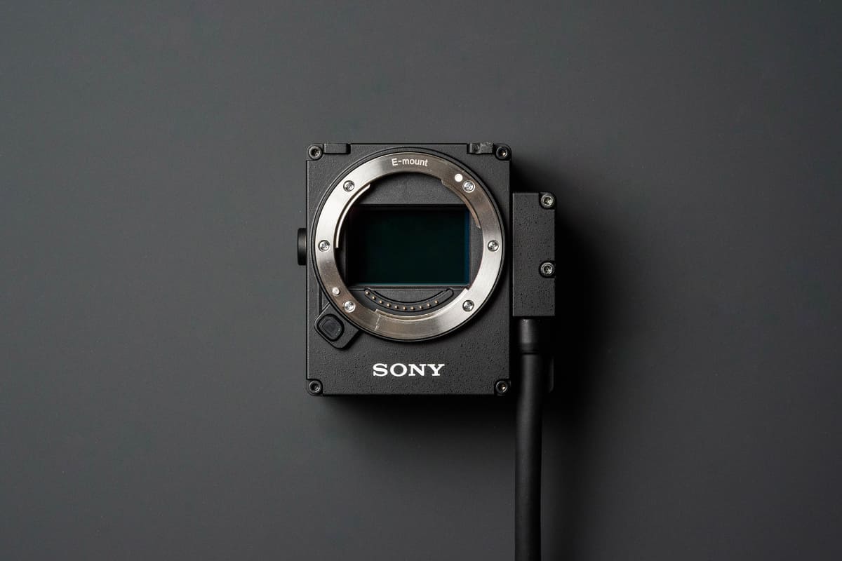 カメラ部の背面。奥行きが短いのも特徴だ