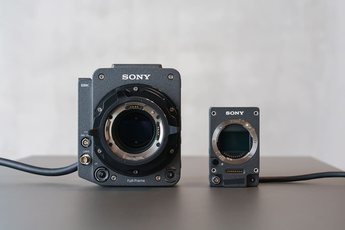 左が『トップガン マーヴェリック』の撮影で使われた、VENICEエクステンションシステム2。右は2025年夏に発売予定の「VENICEエクステンションシステムMini(CBK-3621XS)」のカメラ部。これらと比べても、上の“F1特別仕様”カメラ部がさらに小さいことがわかる