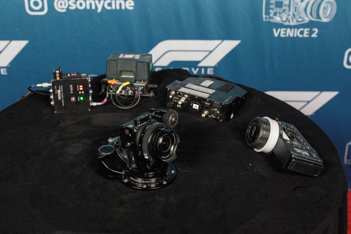 会場に設置されたプロトタイプカメラと遠隔回転システム