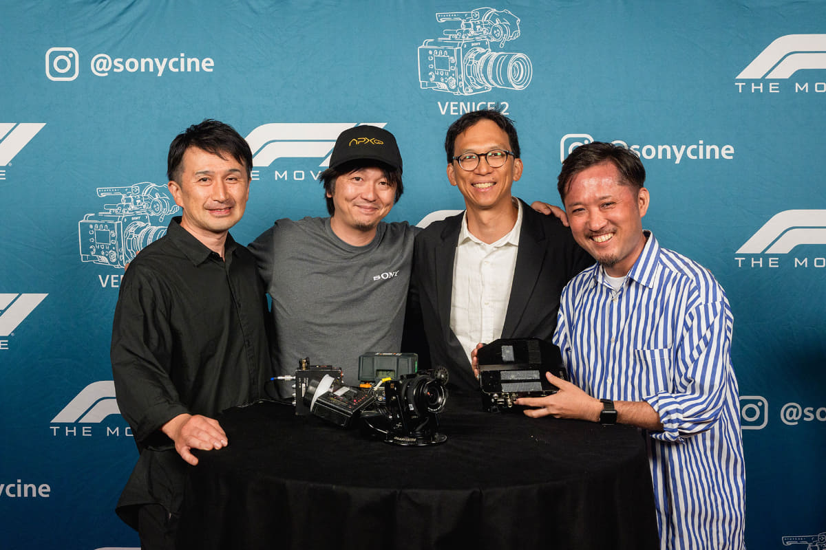 Cinema Line事業部門長の高橋氏(左)とプロトタイプカメラの開発エンジニアの西氏(中左)、森岡氏(右)、ファーストカメラアシスタントのダン・ミン氏(中右)の記念撮影