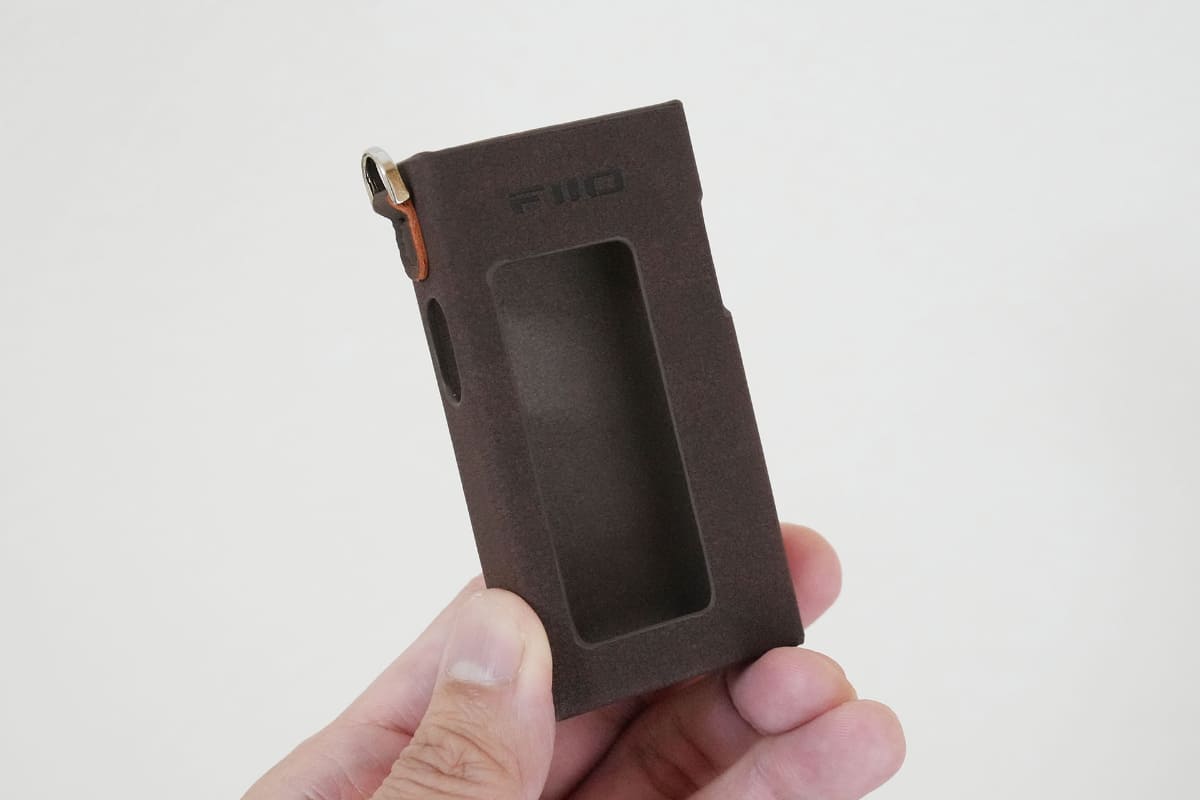 PUレザー製保護ケース「SK-RR11 Brown」。ストラップも取り付けられる