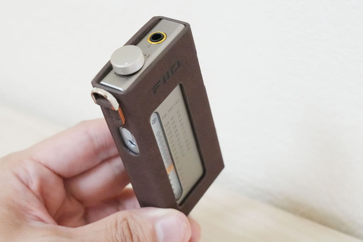 PUレザー製保護ケース「SK-RR11 Brown」。ストラップも取り付けられる