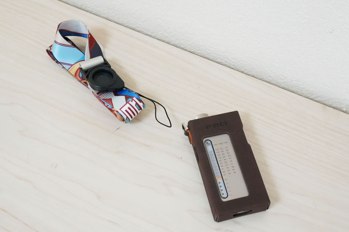 PUレザー製保護ケース「SK-RR11 Brown」。ストラップも取り付けられる