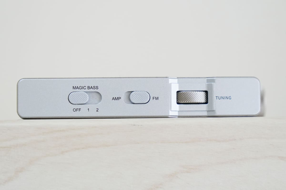 側面にMAGIC BASSの切り替えスイッチなどを備える