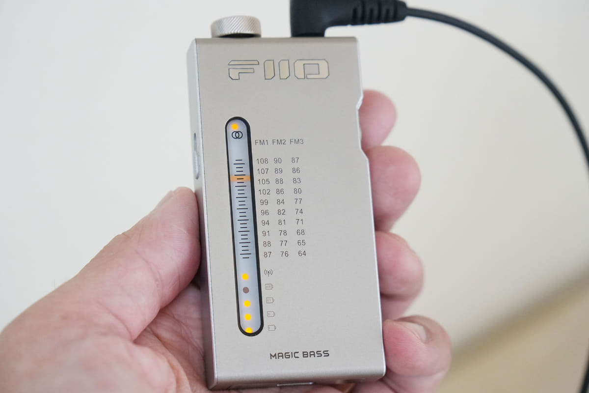 FIIOのポータブルステレオFMラジオ「RR11」