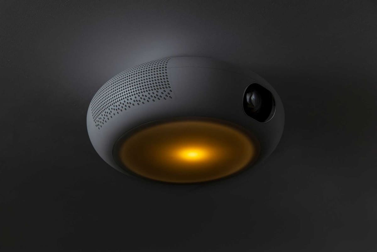 天井照明としては、独立した常夜灯も備える