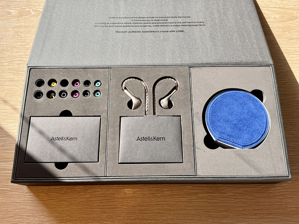 「LUNA」のパッケージを開けたところ