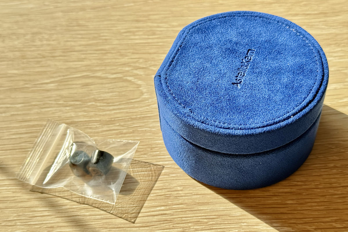 イヤーピースはAcoustune「AET07」とEletech「BAROQUE」を同梱。アルカンターラを使ったキャリングケースも付属する