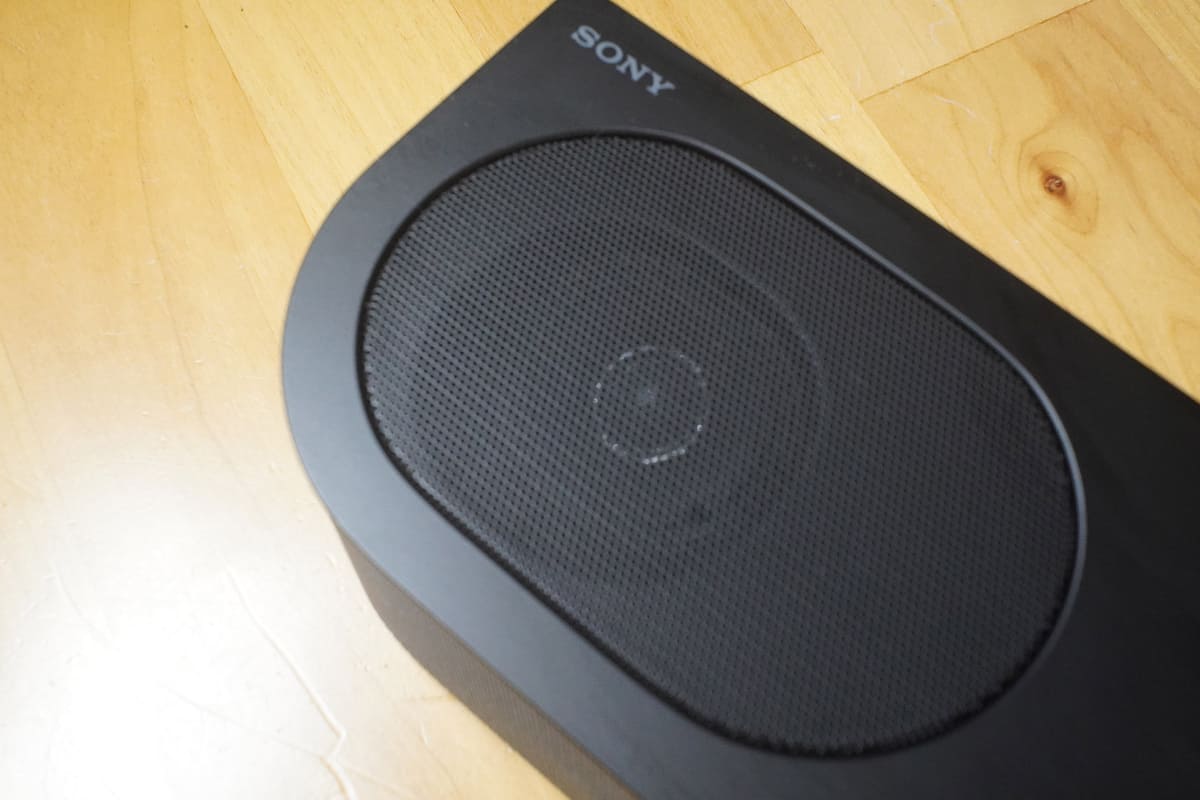 左側のイネーブルドスピーカー