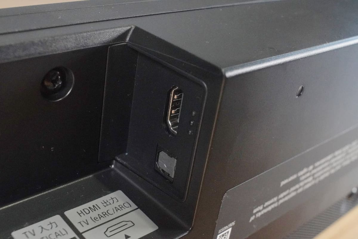 入力端子は背面の凹みに横向きに付けられている