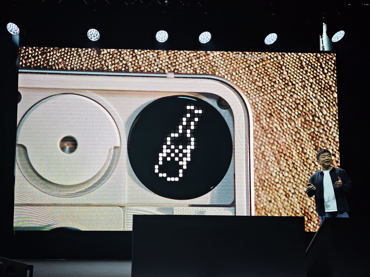 背面に搭載された「Glyph Matrix」