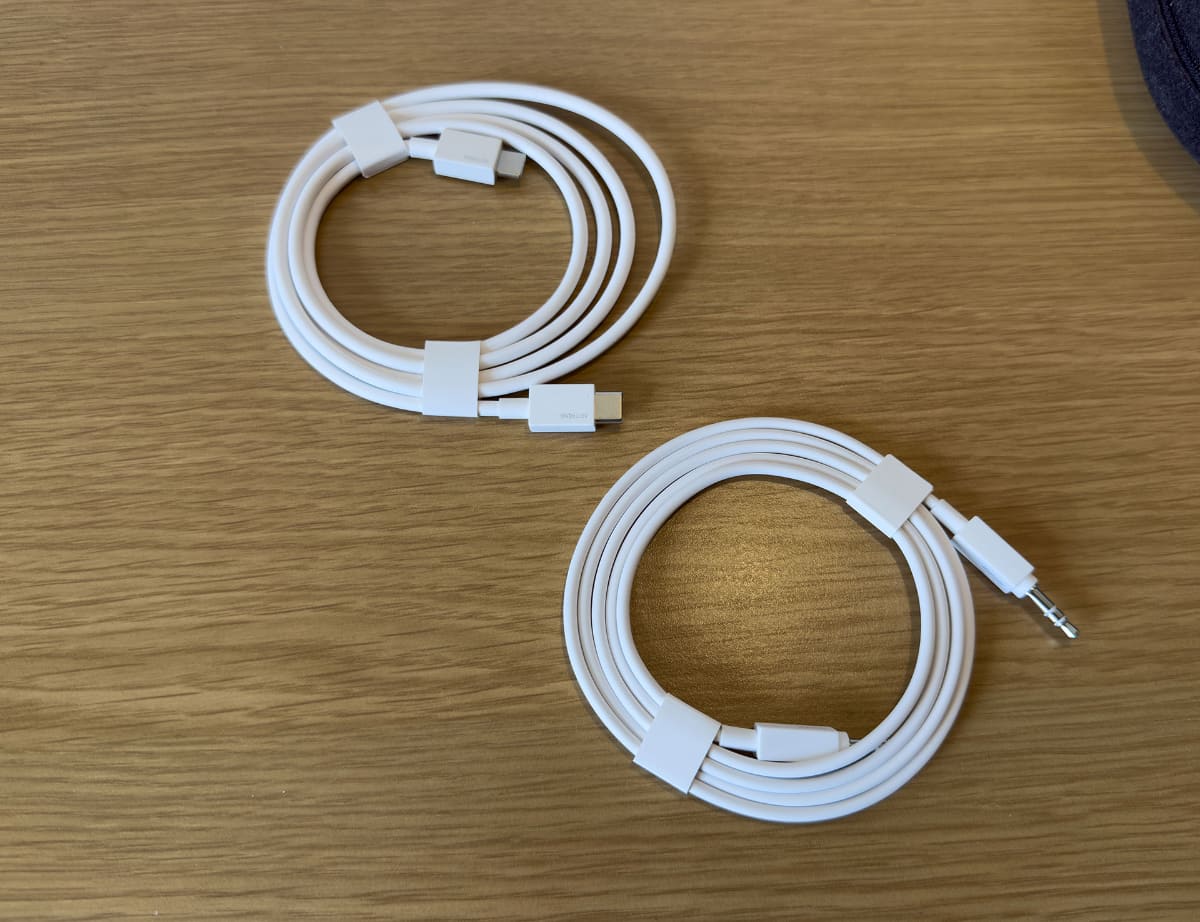 付属するのはUSB Type-Cと3.5mmオーディオケーブル