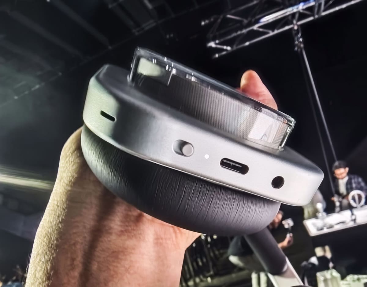 右側の底面に、USB Type-C端子と3.5mmオーディオ端子が。左側にある電源はあえてのスライドスイッチ