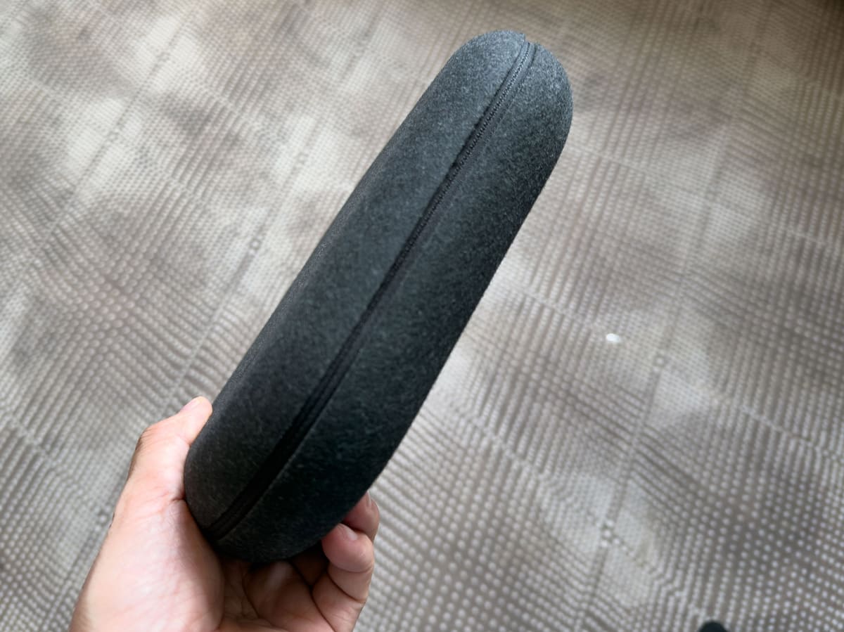 収納ケースはかなり薄い