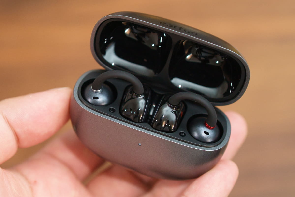 専用ケースからの充電を合わせると40時間使用できる