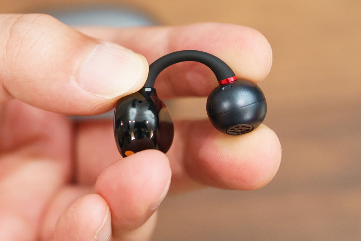 このようにワイヤー部分が開いて、耳を挟んで固定する