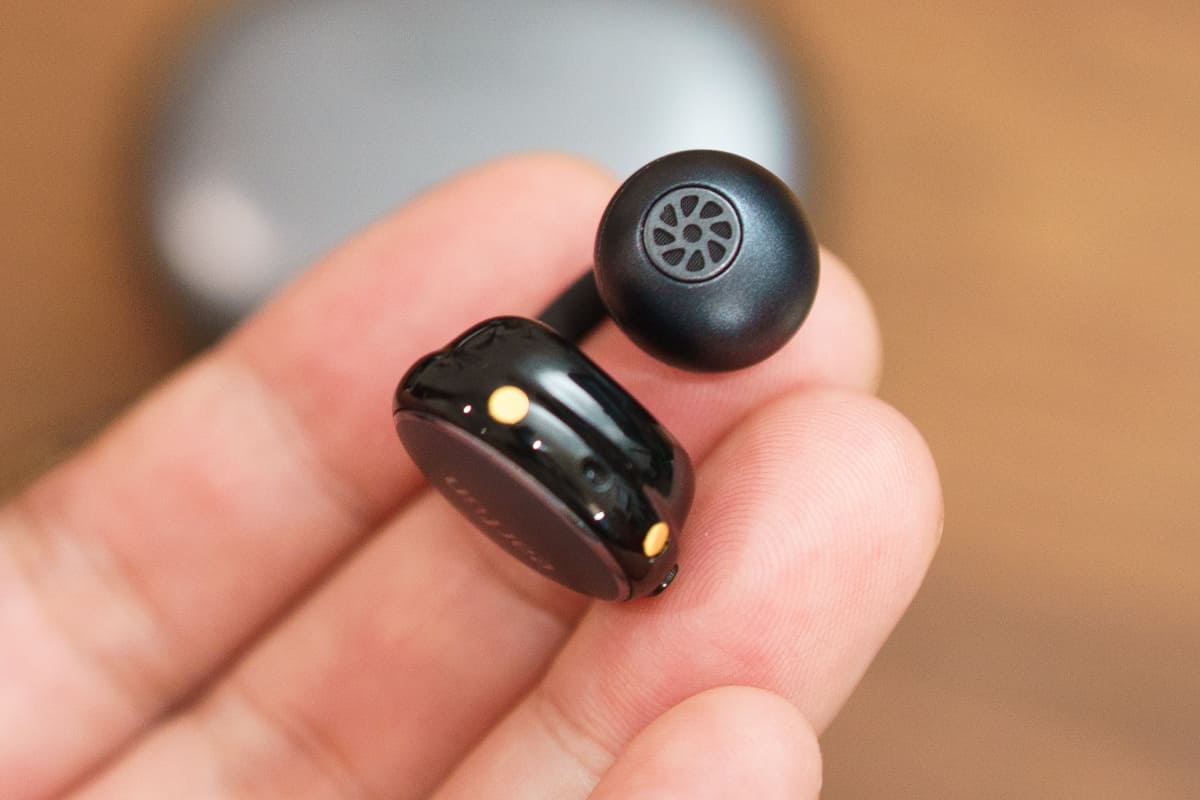 右側の球体部分に穴が開いているが、ここから音が出る