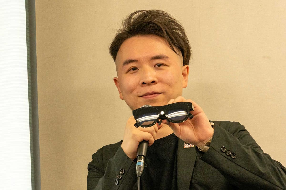 「XREAL One Pro」を掲げる高天夫氏