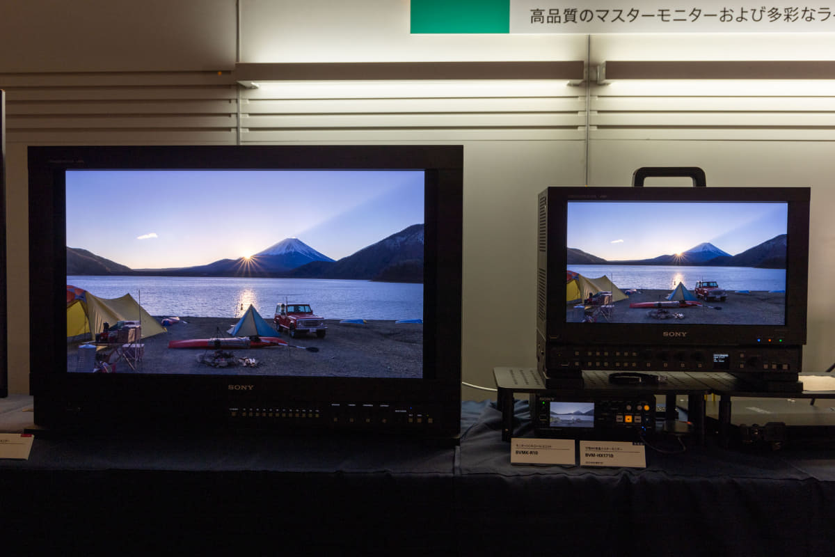 既発の「BVM-HX3110」(左)と「BVM-HX1710」(右)