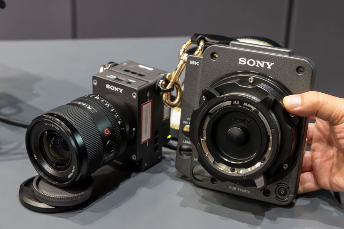 旧モデル(CBK-3610XS)とのカメラヘッド比較。新型(左)がだいぶ小型・軽量化されているのが分かる